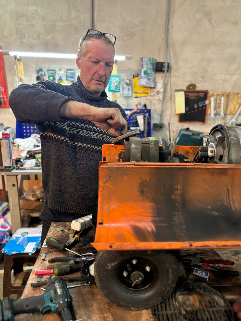 Мастер ремонтирует